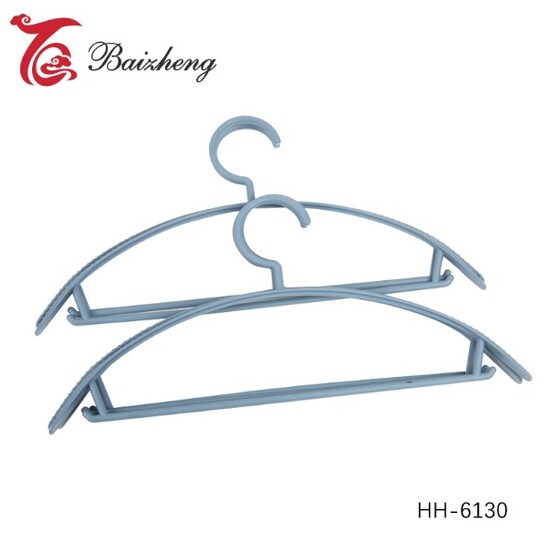 Вешалка пластиковая для одежды 41*18,5 см 5 шт микс Baizheng (1/48) Вешалка пластиковая для одежды 41*18,5 см 5 шт микс Baizheng (1/48)